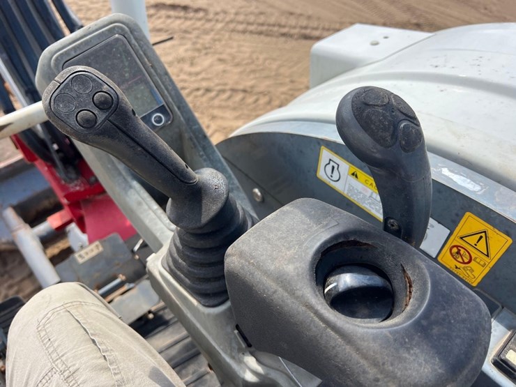 2017-takeuchi-tb240-image-30