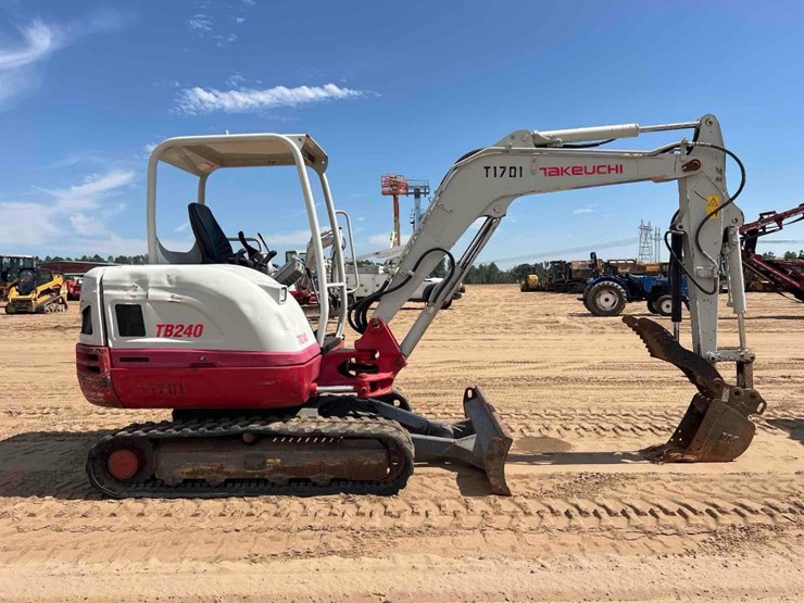 2017-takeuchi-tb240-image-5