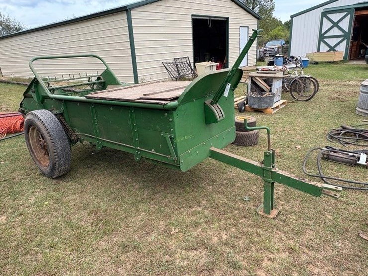 john-deere-ground-driven-manure-spreader-image-1