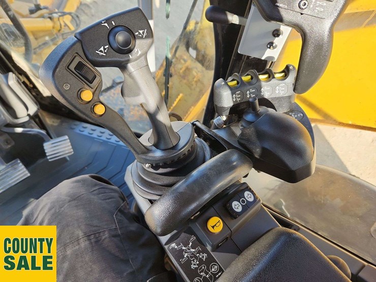 2020-caterpillar-150-awd-image-18