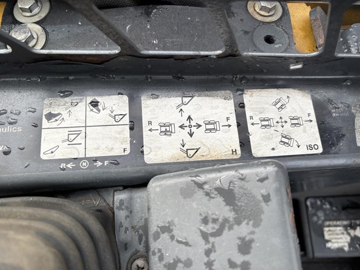 deere-325g-image-26