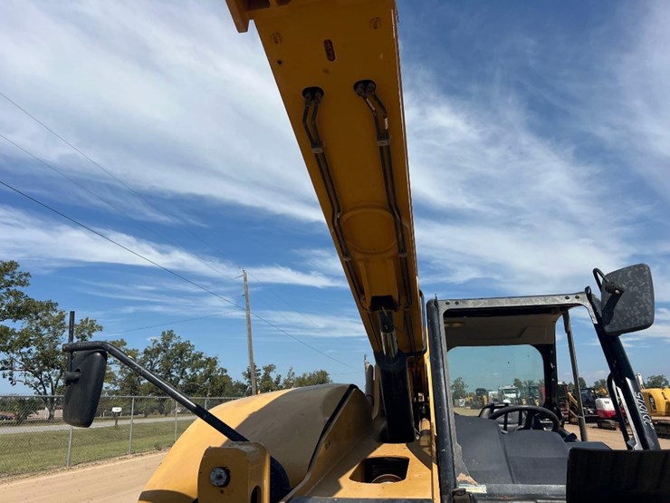 2018-caterpillar-tl1055d-image-11