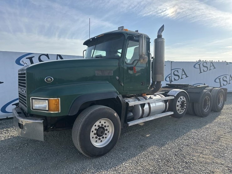 2005-mack-cl733-image-1