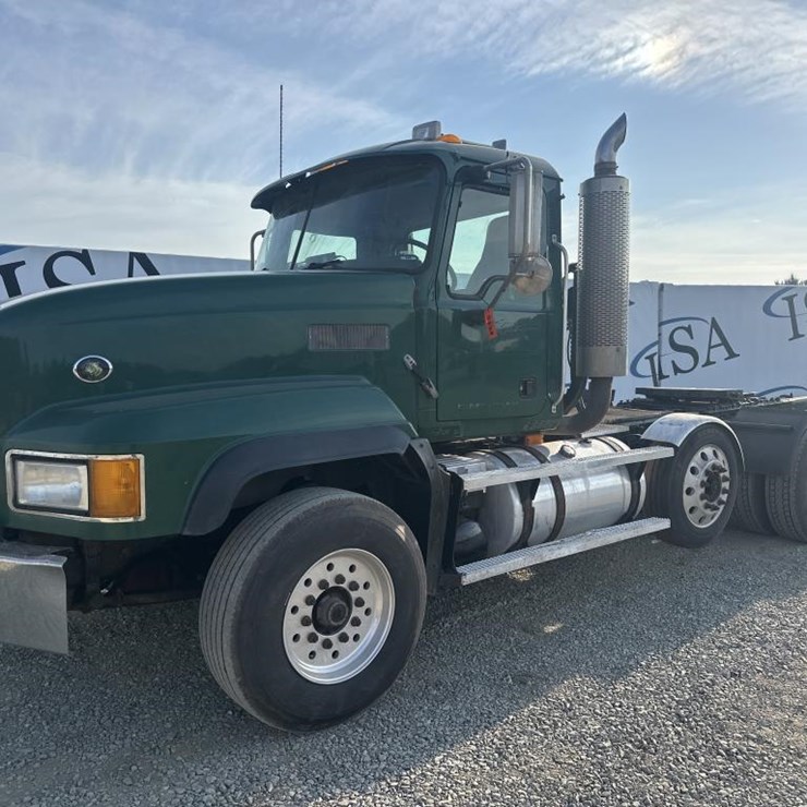 2005 MACK CL733
