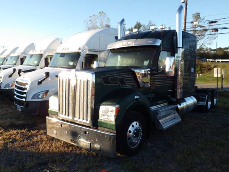 2023-kenworth-w990-image-1