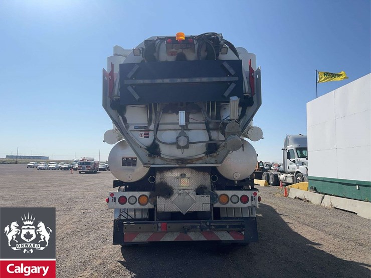 2018-freightliner-114sd-image-19