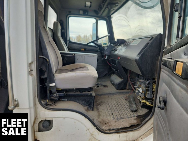 2001-freightliner-fl80-image-27