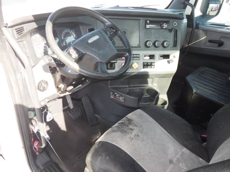 2019-freightliner-cascadia-126-image-9