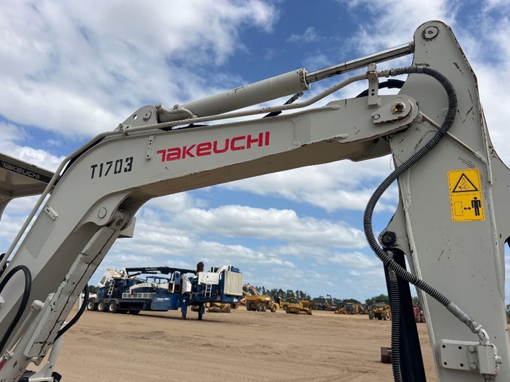 2018-takeuchi-tb240-image-11