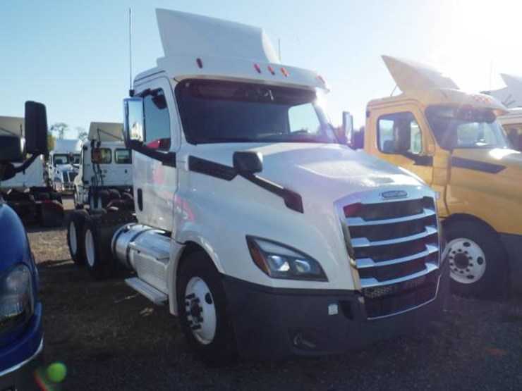2019-freightliner-cascadia-126-image-2