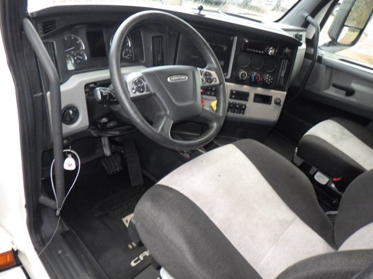 2021-freightliner-cascadia-126-image-9