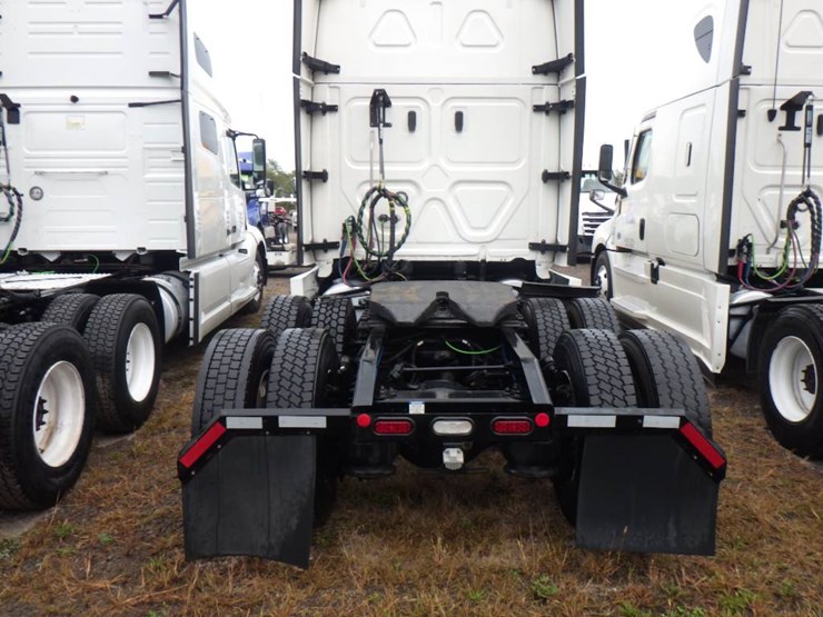 2021-freightliner-cascadia-126-image-5