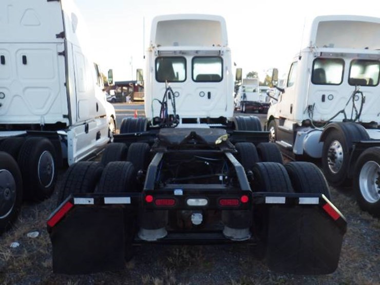 2022-freightliner-cascadia-126-image-7