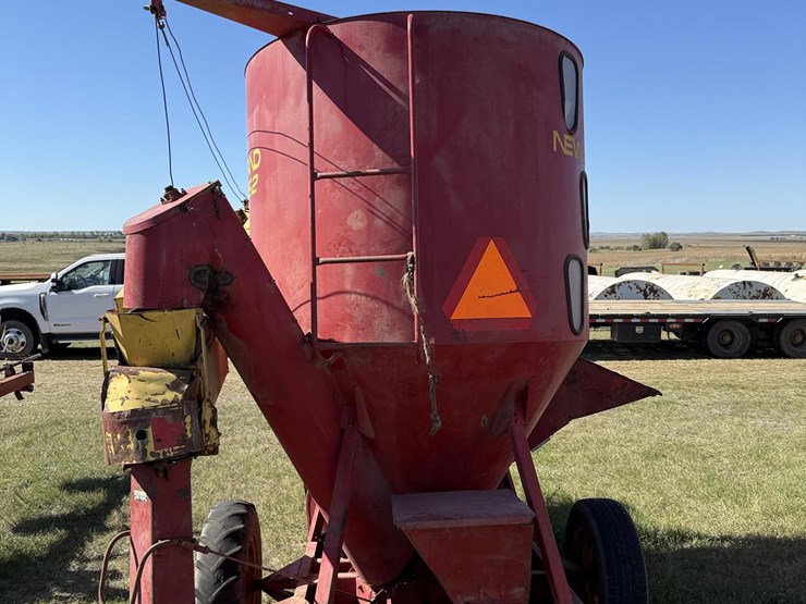 new-holland-352-image-10