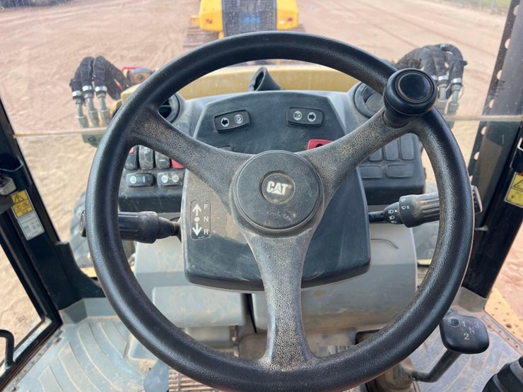 2015-caterpillar-420f-it-image-36