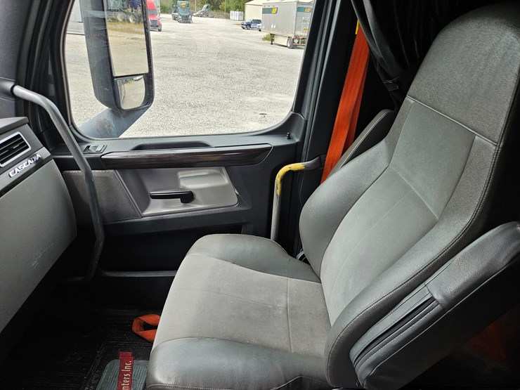 2019-freightliner-cascadia-126-image-59