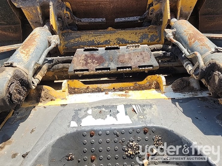 2010-deere-332d-image-24
