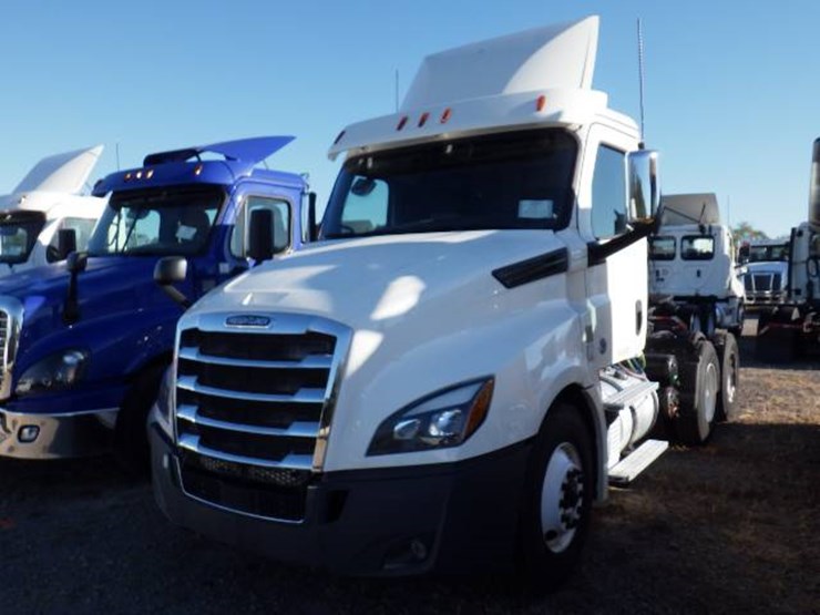 2019-freightliner-cascadia-126-image-1