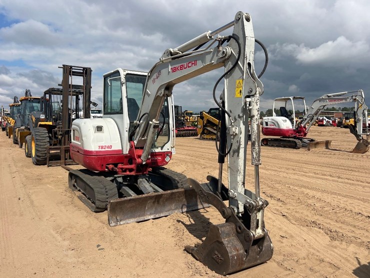 2021-takeuchi-tb240-image-7