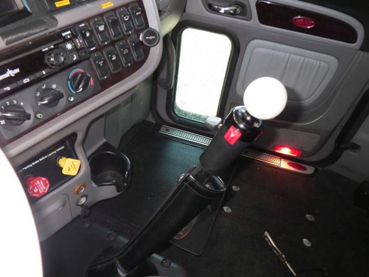 2018-peterbilt-389-image-11