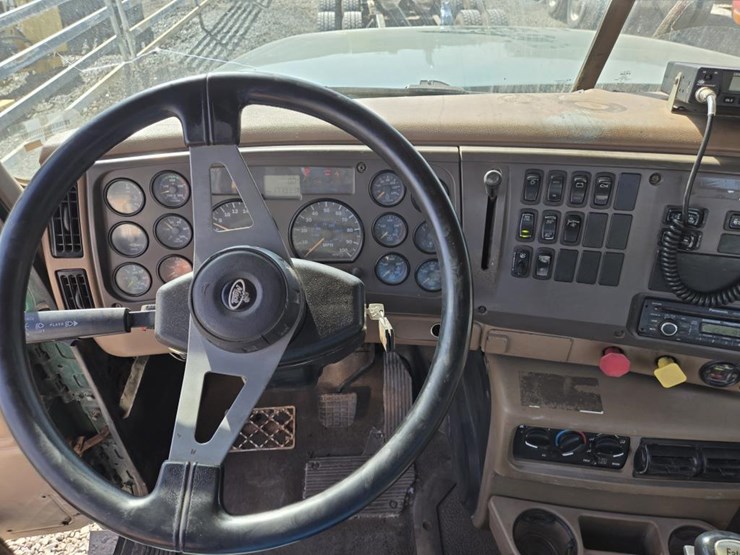 2005-mack-cl733-image-52