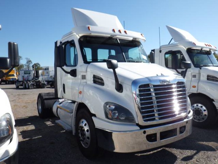 2017-freightliner-cascadia-113-image-2
