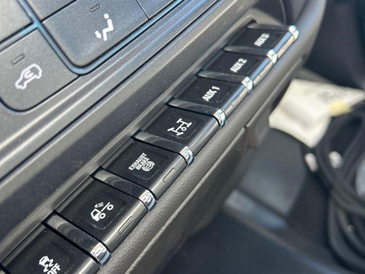 2023-chevrolet-silverado-6500hd-image-51