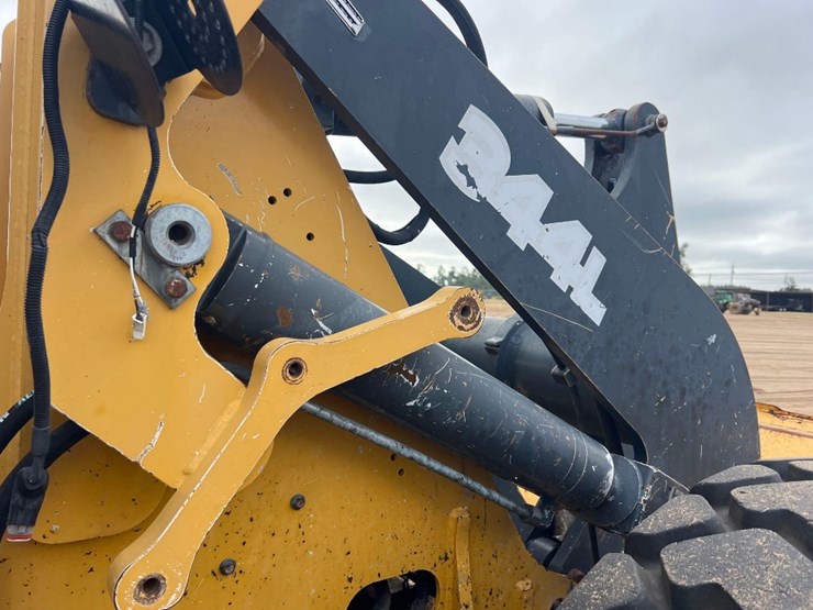 2018-deere-344l-image-25