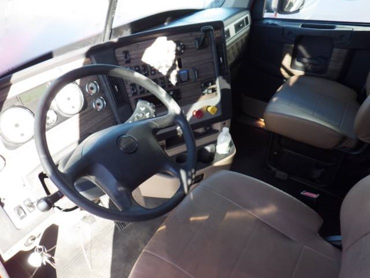 2019-freightliner-coronado-122sd-image-9