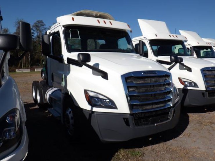 2018-freightliner-cascadia-126-image-3