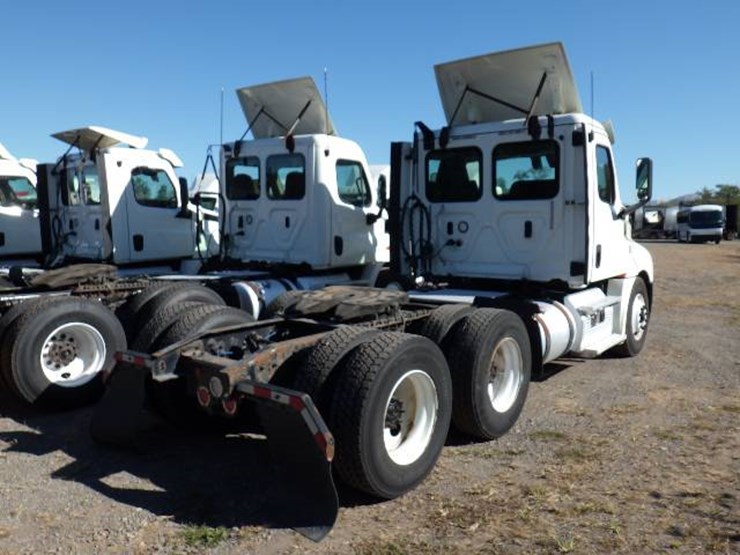 2018-freightliner-cascadia-126-image-5