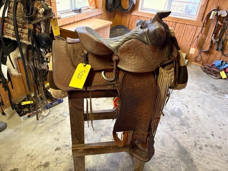 western-saddle-&-riding-chaps-image-1