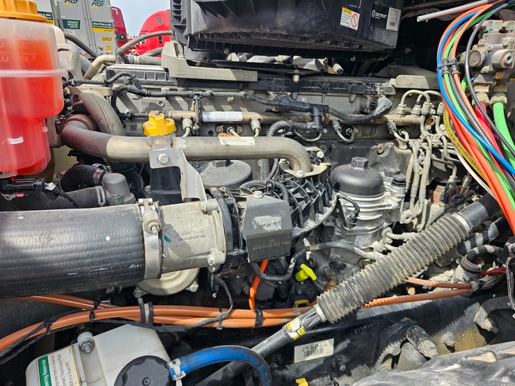 2019-freightliner-cascadia-126-image-32