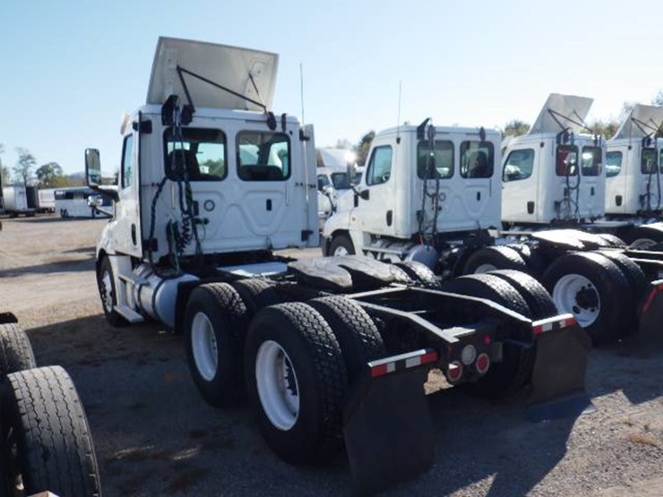 2018-freightliner-cascadia-126-image-8