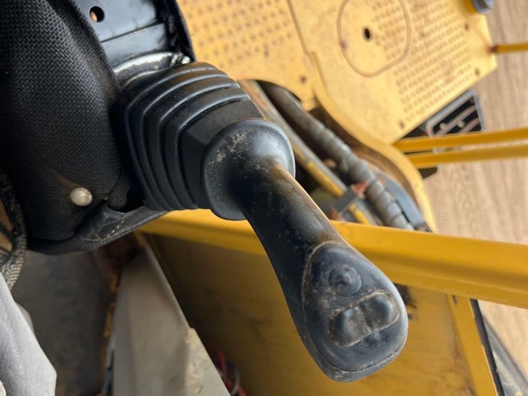 2013-caterpillar-559c-image-46