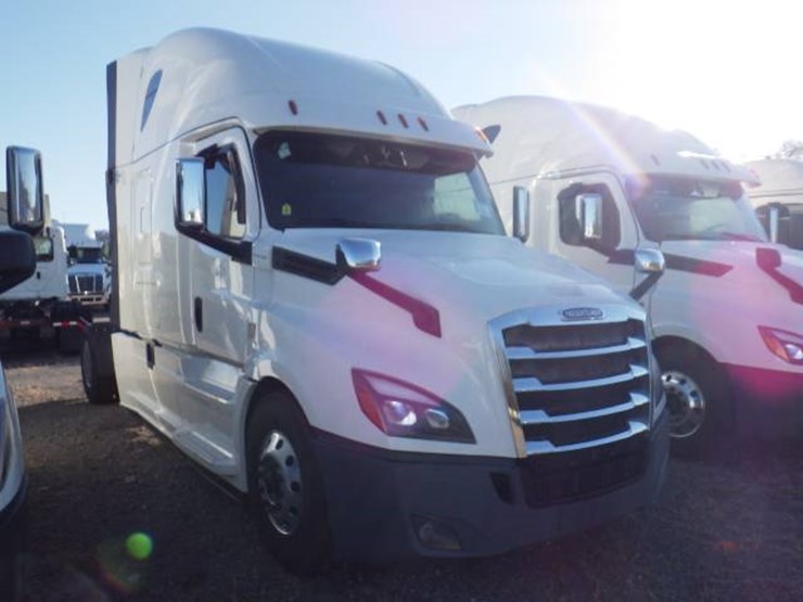 2019-freightliner-cascadia-126-image-2