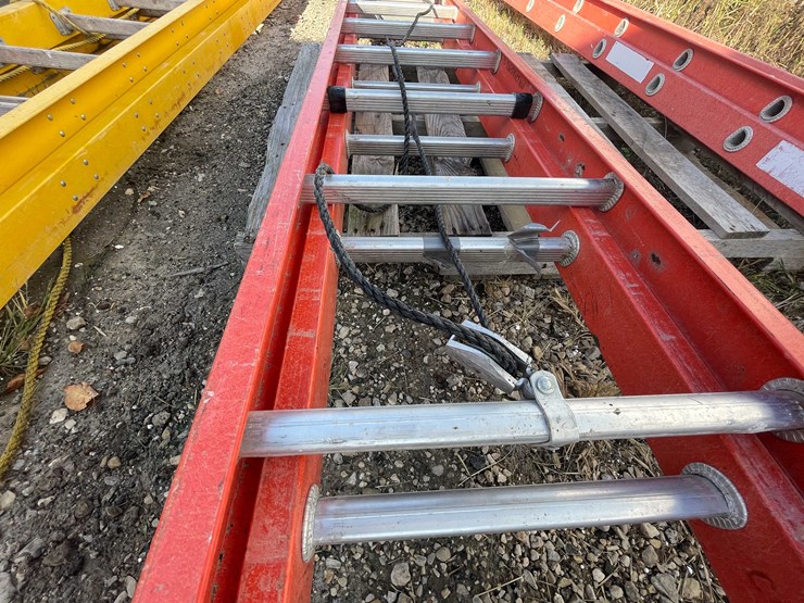 #1901-•-fiberglass-extension-ladder-image-3