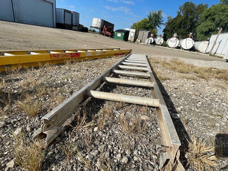 #1900-•-werner-fiberglass-extension-ladder-image-10