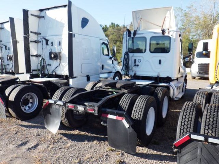 2019-freightliner-cascadia-126-image-8