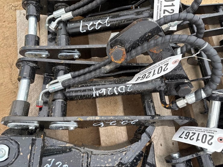 unused-iranch-hyd-excavator-thumb-clamp-image-1