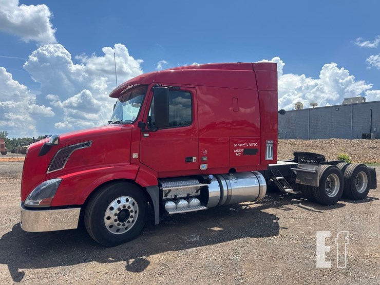 2013-volvo-vnl64t630-image-1