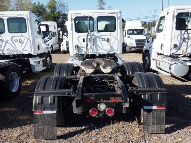 2019-freightliner-cascadia-113-image-7