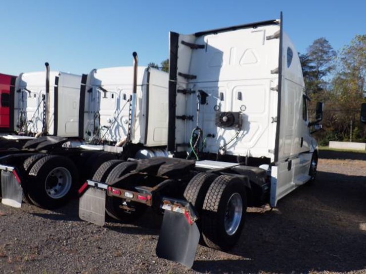 2019-freightliner-cascadia-126-image-6