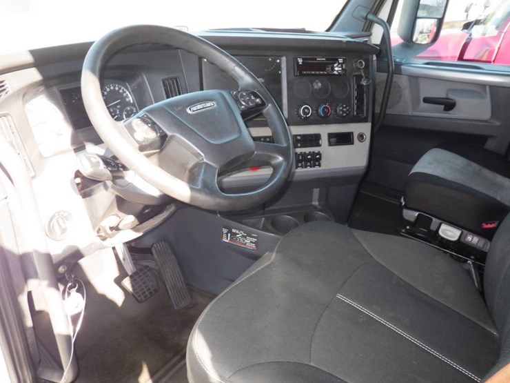 2018-freightliner-cascadia-126-image-13