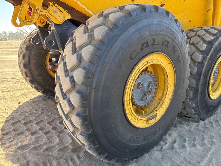 2014-komatsu-hm300-3-image-14