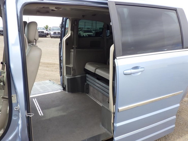 2013-chrysler-town-&-country-image-7