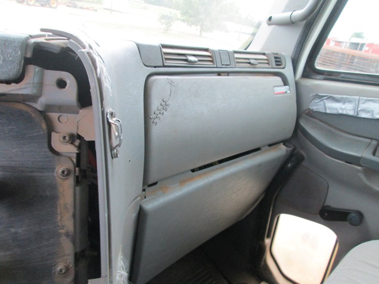 2006-freightliner-columbia-120-image-38
