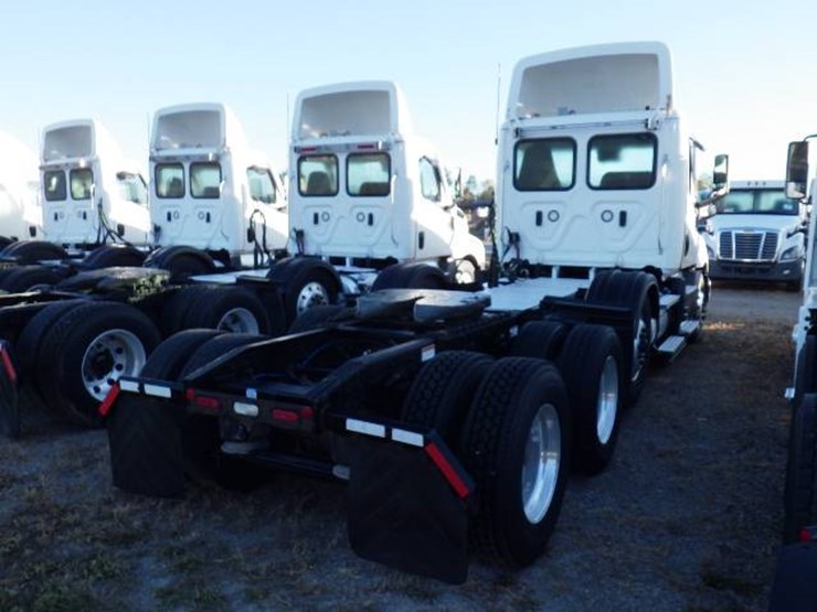 2022-freightliner-cascadia-126-image-7