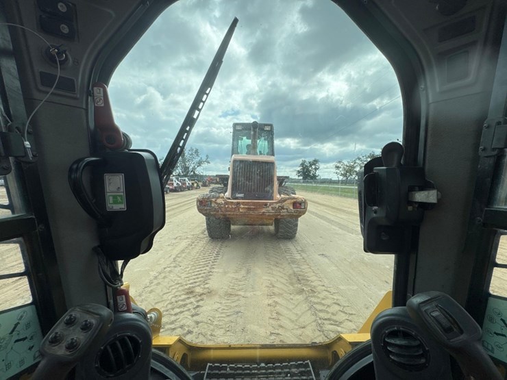 2016-caterpillar-259d-image-24