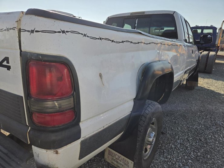2000-dodge-2500-image-17